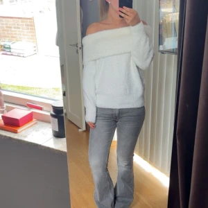 Lurvig offshoulder tröja - Säljer en supermjuk och fluffig vit stickad tröja med offshoulder-modell. Så mysig!!