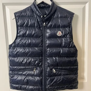 Moncler väst storlek 3 - Moncler väst som är använd fåtal gånger. Inga defekter, köpt på Monclers hemsida.