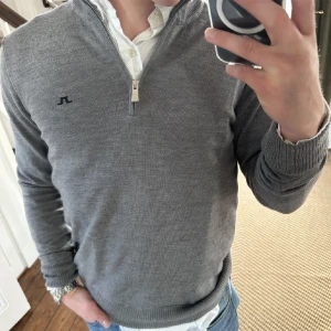 Grå J.Lindeberg zip-tröja - Säljer denna gråa halfzip från märket J.Lindeberg. Tröjan är helt i nyskick. Skriv vid frågor