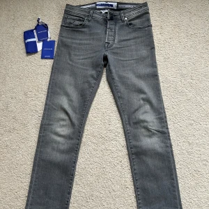 Jacob Cohen jeans  - Gråa Jacob Cohen jeans, knappt använda, nypris 5500kr. Benlängd: 95 cm midjemått: 39 cm