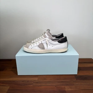 Philippe model skor  - Philippe model skor i storlek 42. Skinnet och mockan är i topp skick, sulan är i fint skick och är nylimmad hos en skomakare och kommer därför hålla mycket länge till! Skorna är använda och har täcken på användning inuti, defekt vid hälen. Hör av er vid fler frågor eller funderingar! 