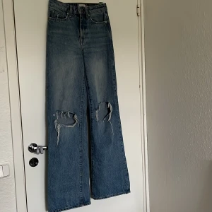 Håliga blåa baggy jeans - Håliga blåa baggy jeans i använt skick men fyller sin funktion fortfarande🤍storlek XXS men ganska långa till mig som är 164