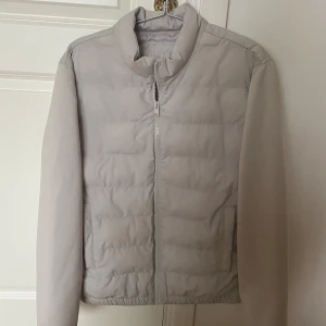 Zara Cardigan Jacka - Säljer denna fina jacka. Fick den som present men den är tyvärr 1 storlek för liten. Aldrig använd, och helt ny å fräsch. Fraktas snabbt. Kan bytas mot samma jacka i samma färg mot storlek L om det finns. NYRPIS 600 kr