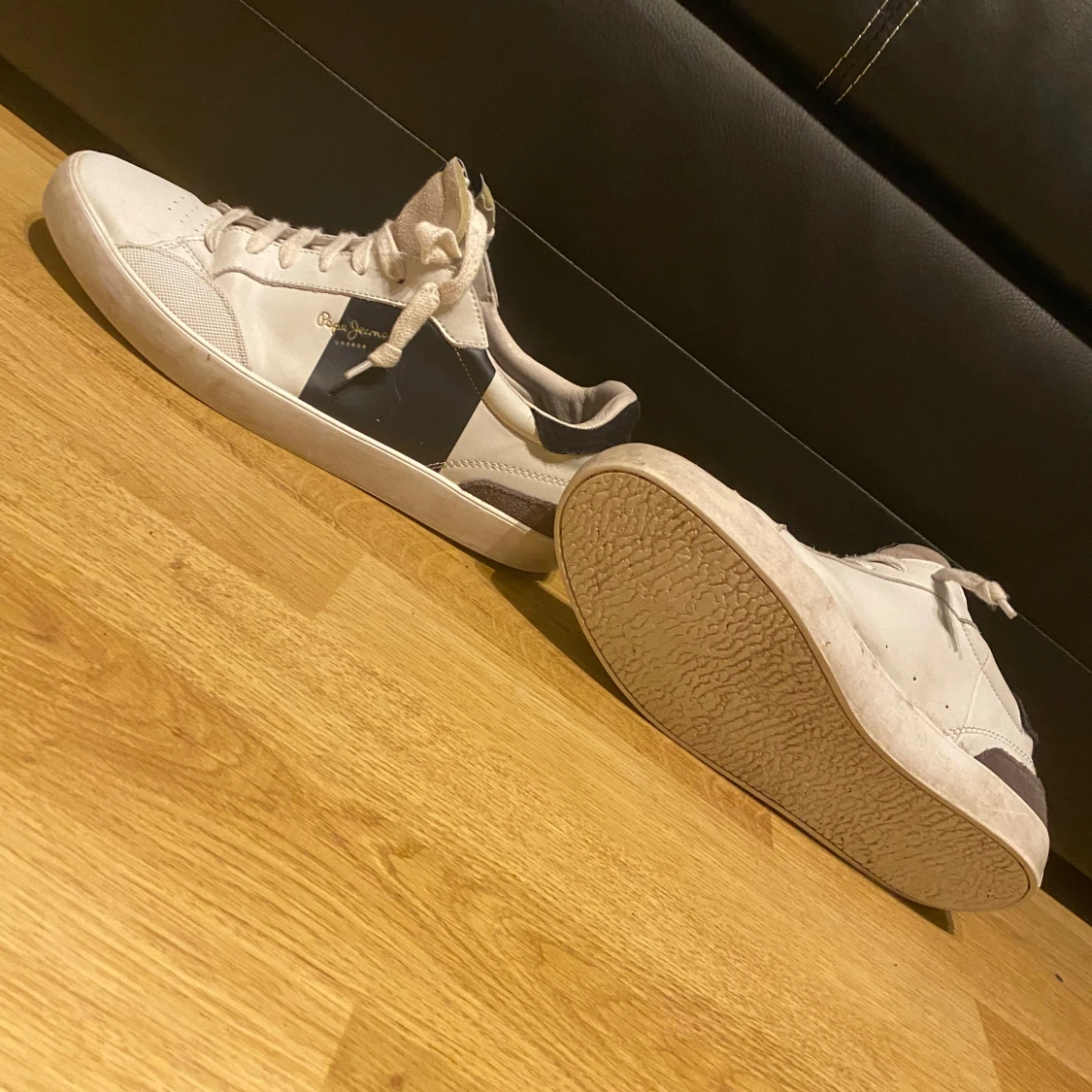 Vita sneakers från Pepe Jeans med blå och grå detaljer - 1