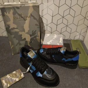 Valentino Rockrunner - Säljer ett par blåa Valentino Rockrunner sneakers || Storlek 42 || helt nya || allt medföljer || pris går att diskuteras ||