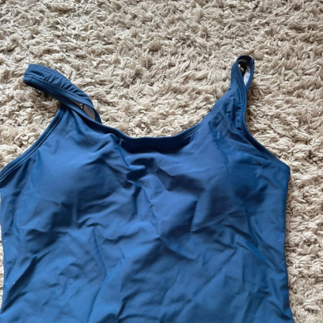 Blå baddräkt och vita badshorts med blått blad-mönster - 3