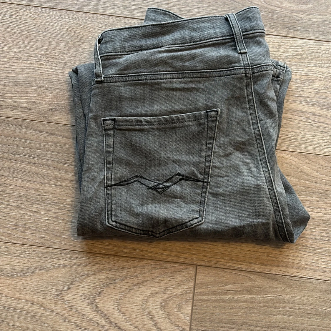 Grå jeansbyxor från Replay - 1