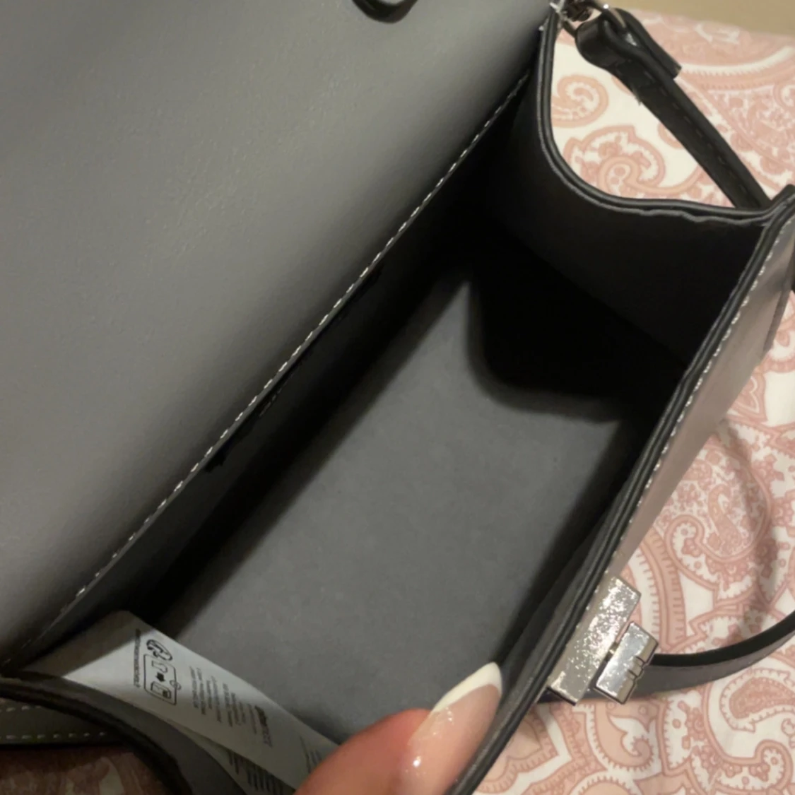 Grå handväska med silverdetaljer - 3