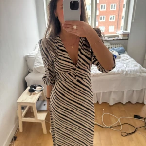 Adoore fontana midi dress  - Säljer en långklänning från adoore med zebramönster i marinblått och vitt. Nyskick med alla lappar kvar då den var för liten :( Samma modell i nypris kostar mellan 800-1600kr. Klänningen har v-ringning, trekvartsärmar med lätt puff och markerad midja. Perfekt klänning till midsommar, studentmottagning, middag eller sommarkväll🌟