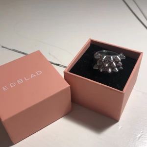 Edblad ring - Cool och chunky ring i silverfärg från Edblad med flera små nitar framtill. Ringen är i storlek 18.50. Från Edblad original. Inge synliga skador eller defekter. 