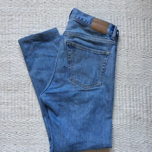 Blå jeansbyxor Levis 501 - Klassiska blå  jeans med rak passform och femficksdesign. Byxorna har normal midja, knappgylf och är tillverkade i slitstarkt denim. Perfekta för dig som gillar tidlös stil och vill ha ett par jeans som funkar året runt.