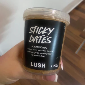 Sticky Dates Sugar Scrub från Lush - Sockerskrubb från Lush med doft av kola och toffee, samt glansig sirap från dadlar.Vikt 290g. Oanvänd. Luktar jätte gott har den i mindre format! 