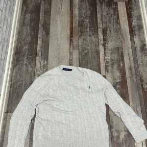 Vit stickad tröja från Polo Ralph Lauren - Säljer nu min Ralph lauren tröja för den har blivit för liten. Passar Storlek S. Skriv för fler frågor💯