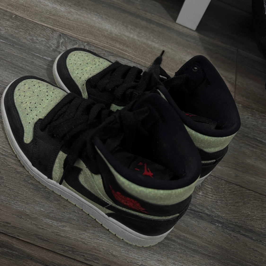 Nike Air Jordans i svart och ljusgrön - 1