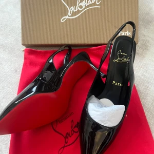Svarta lackpumps från Christian Louboutin (ej äkta) - Nya klackar köptes igår, men storleken var fel därför säljer jag dem eftersom det inte går att lämna tillbaka. ”Inte äkta”  Storlek 40 men dem passar 38-39 Klackhöjd 8 cm  Dustbag & boxen följer med .