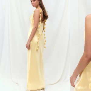 Ljusgul långklänning - Lik how to lose a guy in 10 days. Säljer en ljusgul långklänning från gina, med smala axelband dekorerade med blommor. Klänningen har en öppen rygg. Perfekt för sommarens speciella tillfällen. Aldrig använt, lappen kvar. Den är slutsåld. Skulle ha på examen men ändrade mig☀️