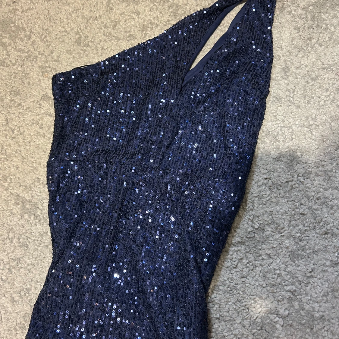 Mörkblå glittrig långklänning oneshoulder - 1