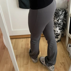 Grå supersöta bootcut pants🩷 - Säljer ett par grå bootcut byxor med normal passform från lager. (Materialet liknar kostym byxor) storlek s