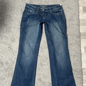Blue rags jeans  - Säljer ett par vintage lågmidjade bootcut jeans från Blue Rags, har inga defekter alls inte ens lite slitningar längs ner vid hälarna. Kan inte visa på då de är för små för mig ❣️
