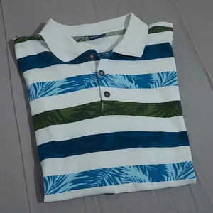 Typ polo T-shirt - Den har vackra färger, är inte tjusig, är ny och av mycket hög kvalitet. 