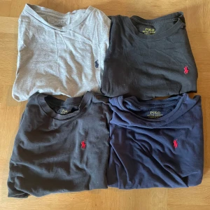 4 T-shirts från Ralph Lauren - Säljer 4 Ralph Lauren T-shirts 1 grå, 2 svarta och en mörkblå. Alla är i bra skick och är från storleken xxs-xs. Skriv till mig vid frågor💛 priset är inte hugget i sten💛💛💛💛