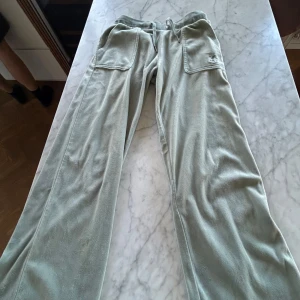 Säljer mina juicy couture  - Säljer min juicy couture som är 2 år gamla. Dem är i storlek 9-10. Det är någon fläck på baksidan men inget super tydligt. Byxorna är utsvängda i benen. Priset kan pratas om. 🥰