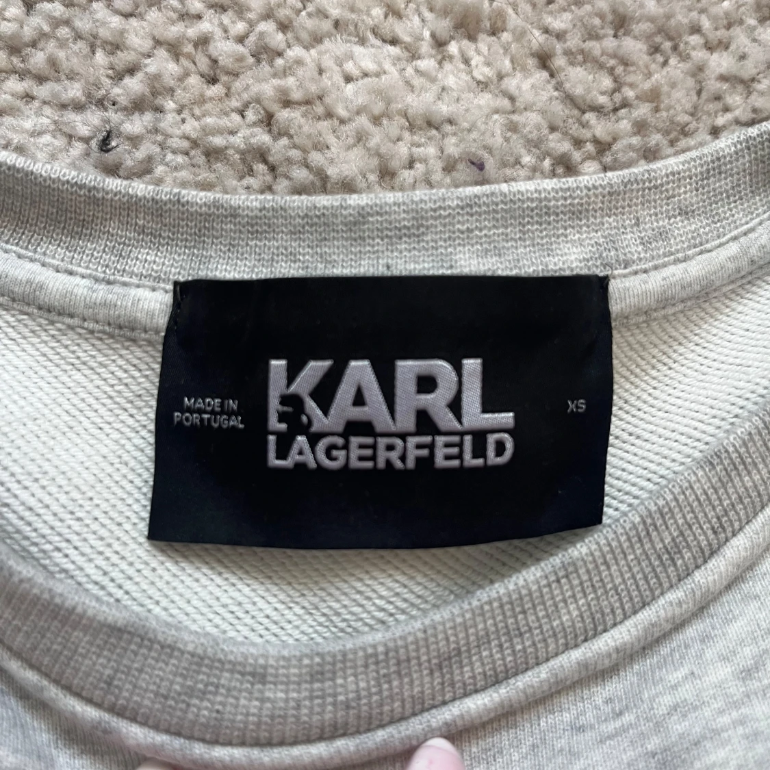 Grå sweatshirt från Karl Lagerfeld med rosa tryck - 2