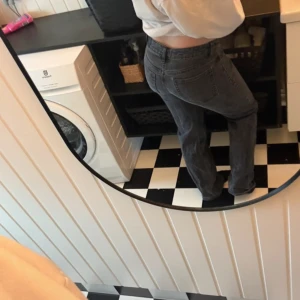 Grå jeans från Stay - Säljer ett par grå jeans från Stay. Jeansen har låg midja och är raka i benen. Sitter superfint på💗har en grå/svart färg