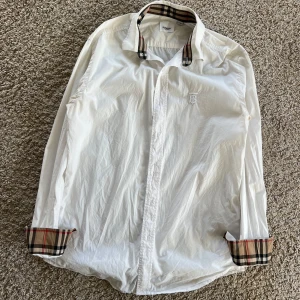 Burberry skjorta - Snygg burberry skjorta, storlek medium.  Den är i fint skick, hade dock behövt strykas.  Inga hål eller större fläckar. Finns dessvärre inget kvitto men är givetvis äkta. Äkthet garanteras annars pengarna tillbaks.