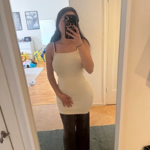 Ljusgul tight klänning från Amisu - Säljer en ljusgul tight klänning från Amisu i storlek XS. Klänningen är ärmlös med smala axelband och har en rak, kroppsnära passform. Perfekt för dig som gillar minimalistisk stil och vill ha något enkelt men snyggt.