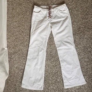 Vita bootcut byxor med snörning - Säljer dessa vita jeans från Zara. Så fina och snygga perfekta till sommar och vår har cool snörning istället för gylf (snörningen går att byta mot annat) midjemått: 39 cm ( ej stretch material)❤️ Innerbenlängd: ca 80 cm Gränsle till midja: 20 cm Har ej bilder på då det är för små för mig😭kan sälja för billigare vid smidig affär