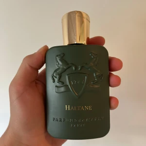 Parfumes de marly, Haltane  - Parfums de Marly Haltane – Nästan full (125 ml) Väldigt lite använd – flaskan är nästan full. Nypris ca 3000 kr. Säljes pga att jag har för många parfymer. Hör av dig vid frågor 