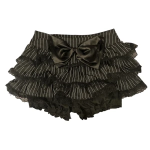 Skort/Kjol/Shorts - Kjol med inbyggda shorts med dragkedja på sidan. Jättefin men kommer aldrig till användning :) Storlek S