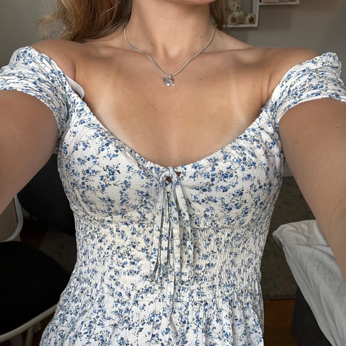 Vit och blå blommig klänning med offshoulder