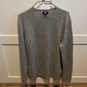 Kashmir tröja - Säljer en enkel och stilren grå kashmir tröja från Uniqlo. Tröjan har rund halsringning och långa ärmar. Passar till det mesta och är supermjuk mot huden. Använd få gånger! Nypris 1300