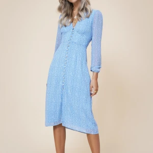 Adoore klänning - Säljer min blåa paris dress från adoore. Den är sparsamt använd och därför i mycket gott skick. Skriv för fler bilder💙