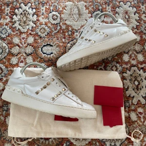 Valentino Skor - Hej! Säljer nu mina skor från märket Valentino , storlek 37, bra skick. Givetvis äkta, Tveka inte på att höra av dig om du har frågor eller funderingar kring skorna!