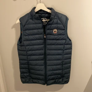 JOTT vest - Säljer nu en fet väst från JOTT perfekt för våren och en tidig sommar. Storlek S. Ny skick och använd någon enstaka gång. Nypris runt 1,500. Mitt pris 579. Kontakta mig vid vidare funderingar eller frågor.