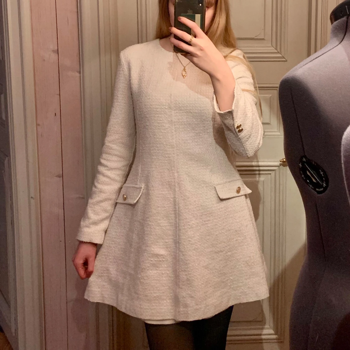 Vit klänning med fickdetaljer