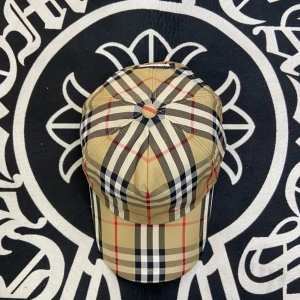 Rutig keps från Burberry - Snygg keps från Burberry med klassiskt rutigt mönster i beige, svart och rött. Kepsen har justerbar passform och en broderad logotyp på baksidan. Perfekt för att ge din outfit en stilren touch. Riktigt stil ren burbbery keps som passar till alla outfits skriv för funderingar 🤔 tveka inte ens för att skiva😉 parfeckt in för våren/sommaren😊