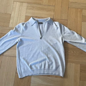 Merinoulls halfzip från Stenströms🔥 - Säljer en stilren beige halfzip från Stenströms med dragkedja och krage. Tröjan har långa ärmar och ribbade kanter, perfekt för en avslappnad men snygg look. Passar bra till både jeans och chinos.🔥🔥🔥🔥🔥