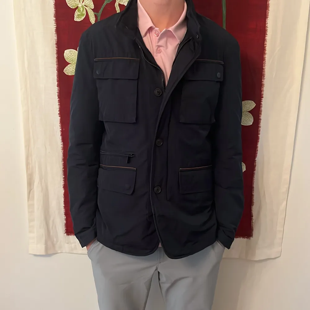 Vintagedelight presenterar: Riktigt fin blå fieldjacka från Massimo dutti i storlek M. Jackan är lätt vaderad och perfekt till våren, sommarkvällar och hösten. Jackan sitter som en blandning mellan S och M. Den har även en dåld luva som fälls ut genom kragen.Hör av er vid funderingar och var inte rädda att skicka prisförslag🥂. Takit.