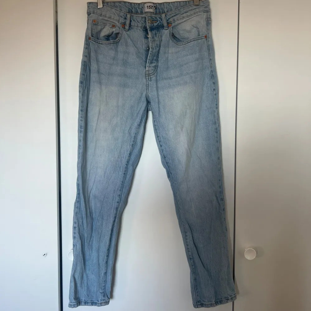 Snygga ljusblå jeans från Lager 157 med klassisk design. De har en rak passform och hög midja, som passar till exakt allt🫧. Farkut & Housut.