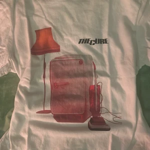 the cure t-shirt - jättecool cure t-shirt som jag tyvärr inte gillar passformen på, därför säljer jag. använd få gånger, köpt på h&m i somras! (kommer ej ihåg vilken storlek, skulle säga M eller L)