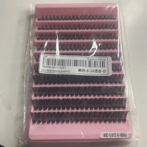 Svarta lösögonfransar i mixad längd(Shein) - Ett set med svarta lösögonfransar i olika längder från 8 till 16 mm. Fransarna har en D-kurva och är 0.07D i tjocklek, vilket ger en fyllig och dramatisk look. Perfekt för att skapa volym och längd.