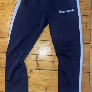Mörkblå byxor från Palm Angles  - Mörkblå byxor från Palm angels. Dem har ett litet hål i vänstra fikan men annars är dem i bra skick! Pris kan diskuteras 