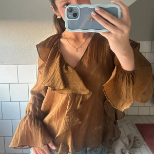 Zara volang blus  - Snygg blus med volang från Zara 🤎 Knappt använd sedan jag köpte den så den är i nytt skick