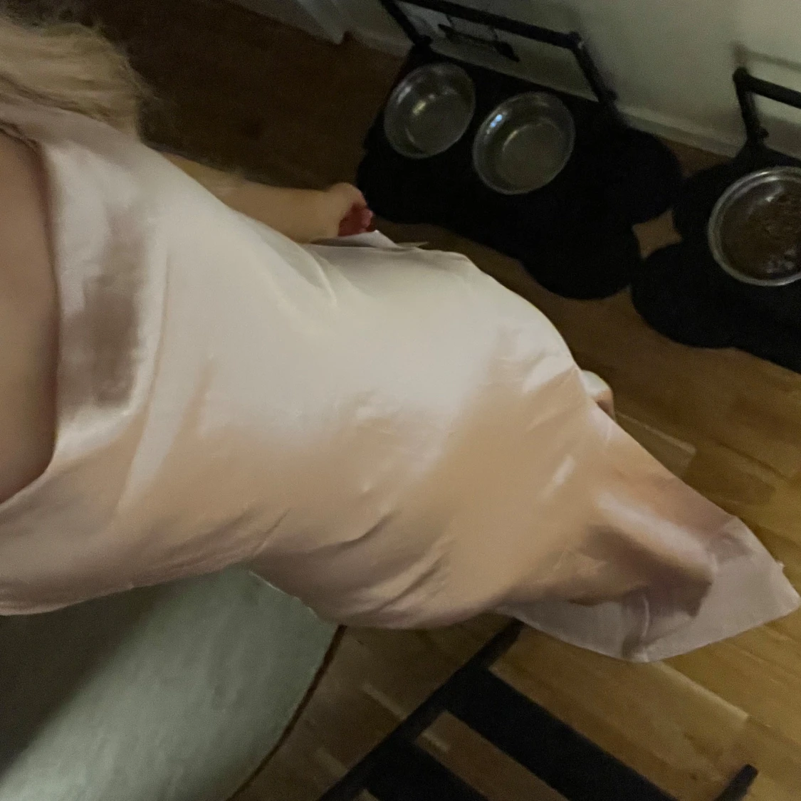 Ljusrosa sidenklänning med slits. Cowl neck bal klänning - 4