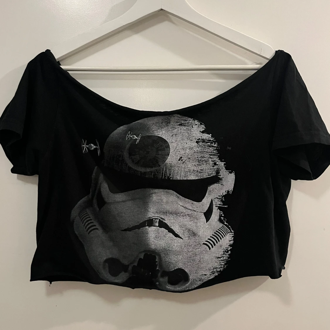 Svart croppad t-shirt med Stormtrooper-tryck - 2
