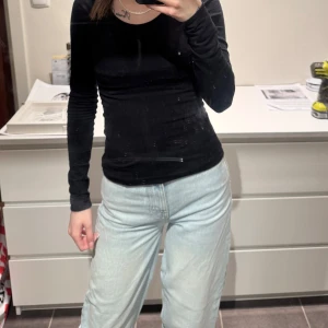 Ljusblå jeans - Utsvängda högmidjade jeans ifrån lager 157. Lite uppsydda men ej avklippta så bara att sprätta upp om de behövs. Knappt använda 